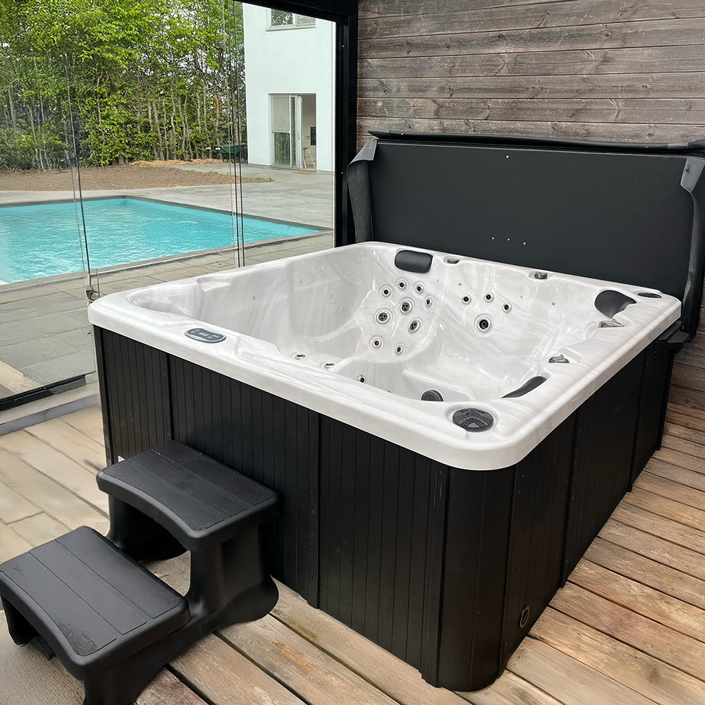 Goldline spa geplaatst bij verhuurlocatie met zwembad